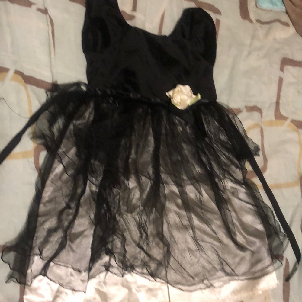 Beautiful, black and white rose dress size 8